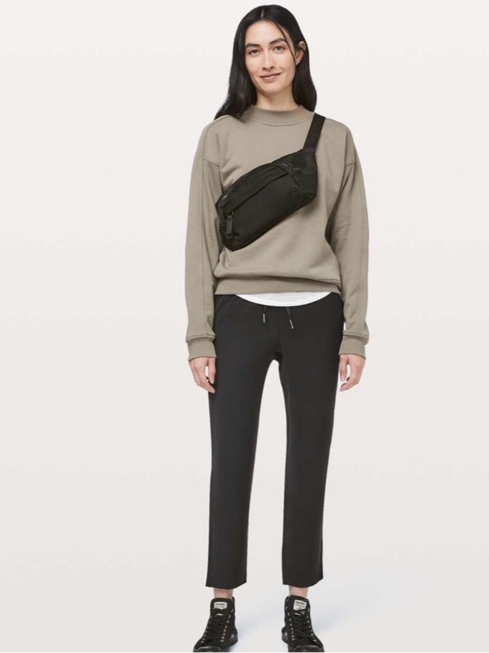 Lululemon On The Fly Pant Woven 27"
Black Size 8